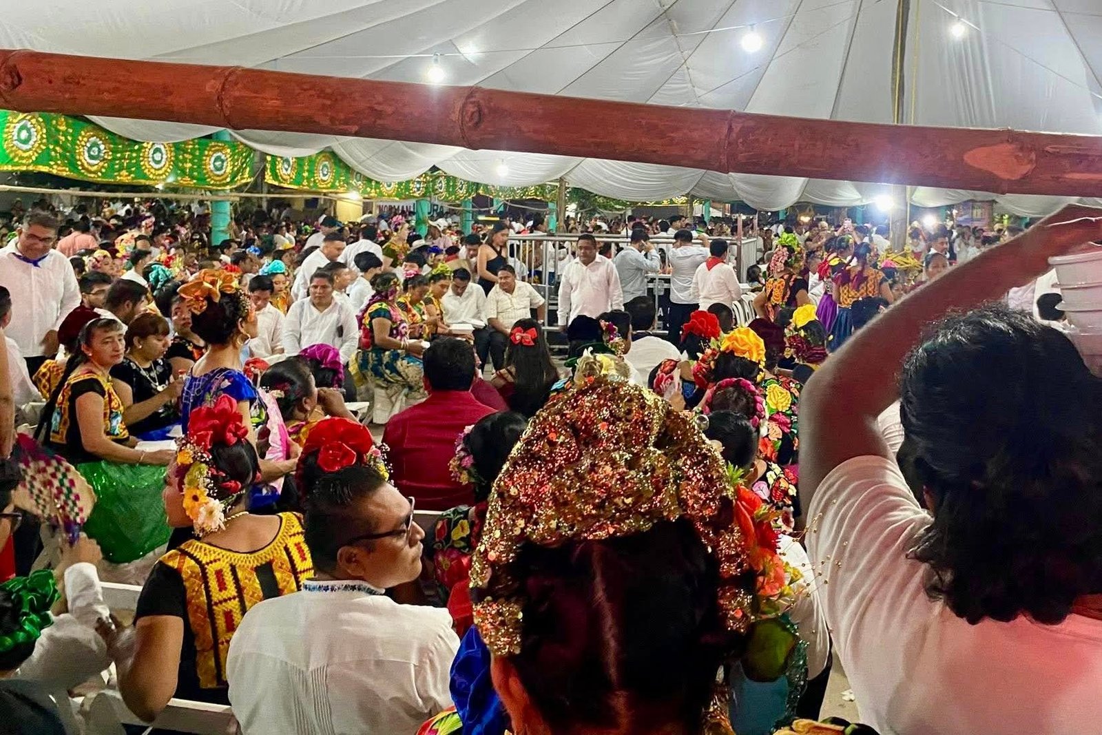  𝗖𝘂𝗮𝗻𝗱𝗼 𝗝𝘂𝗰𝗵𝗶𝘁á𝗻 𝗲𝗻𝗰𝗶𝗲𝗻𝗱𝗲 𝗹𝗮 𝗳𝗶𝗲𝘀𝘁𝗮: 𝗹𝗹𝗲𝗴𝗮 𝗹𝗮 𝗩𝗲𝗹𝗮 𝗦𝗮𝗻𝘁𝗮 𝗖𝗿𝘂𝘇 𝗚𝘂𝘇𝗲𝗯𝗲𝗻𝗱𝗮