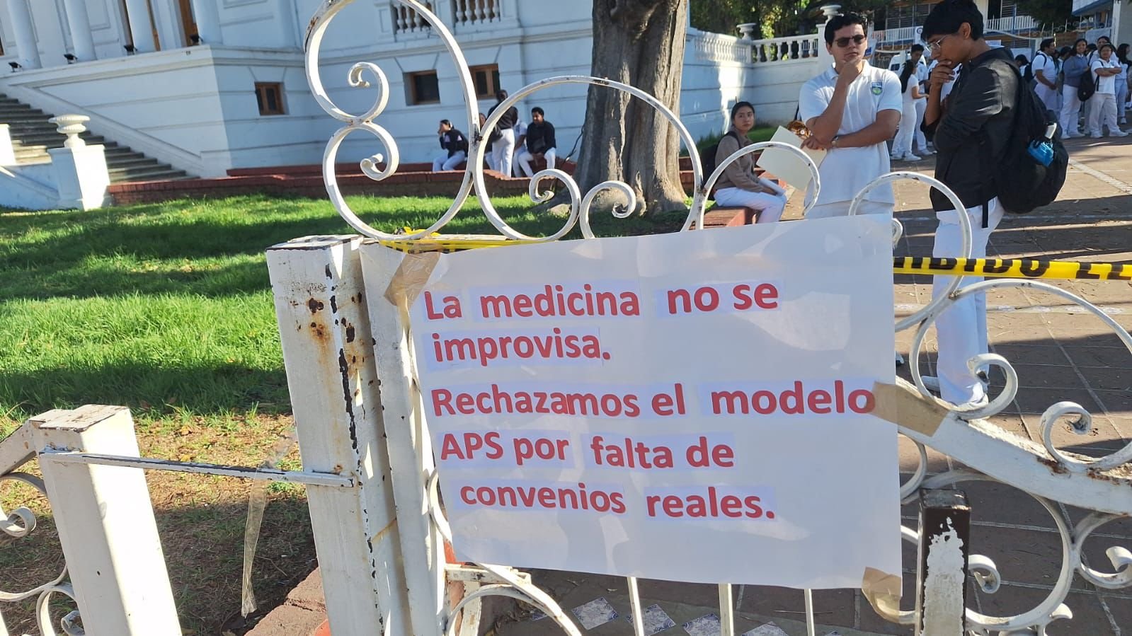 𝗣𝗮𝗿𝗼 𝗲𝗻 𝗠𝗲𝗱𝗶𝗰𝗶𝗻𝗮 𝗨𝗔𝗕𝗝𝗢: 𝗲𝘀𝘁𝘂𝗱𝗶𝗮𝗻𝘁𝗲𝘀 𝗳𝗿𝗲𝗻𝗮𝗻 𝗮𝗰𝘁𝗶𝘃𝗶𝗱𝗮𝗱𝗲𝘀 𝗽𝗼𝗿 𝗳𝗮𝗹𝘁𝗮 𝗱𝗲 𝗰𝗮𝗺𝗽𝗼𝘀 𝗰𝗹í𝗻𝗶𝗰𝗼𝘀