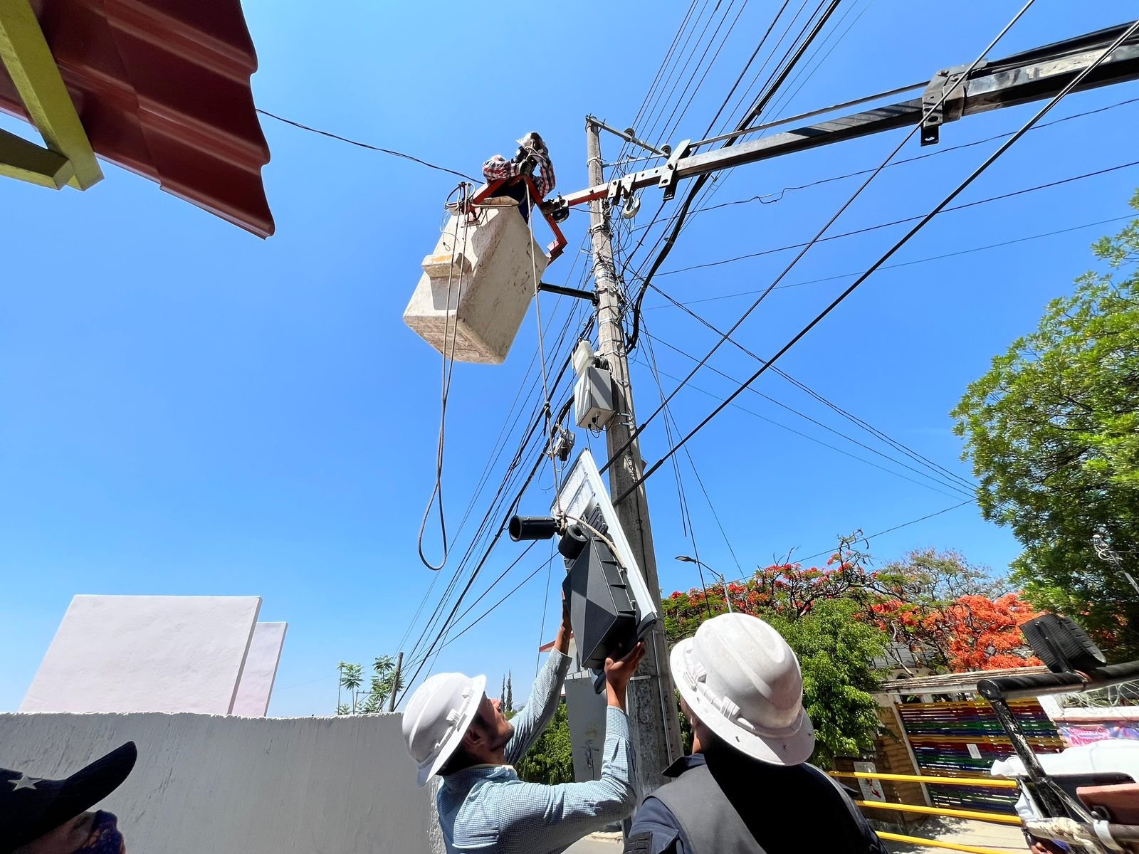 𝗠á𝘀 𝗹𝘂𝘇 𝗲𝗻 𝗹𝗮 𝗰𝗮𝗽𝗶𝘁𝗮𝗹 𝗯𝘂𝘀𝗰𝗮 𝗿𝗲𝗰𝘂𝗽𝗲𝗿𝗮𝗿 𝗲𝘀𝗽𝗮𝗰𝗶𝗼𝘀 𝘆 𝗿𝗲𝗳𝗼𝗿𝘇𝗮𝗿 𝗹𝗮 𝘀𝗲𝗴𝘂𝗿𝗶𝗱𝗮𝗱