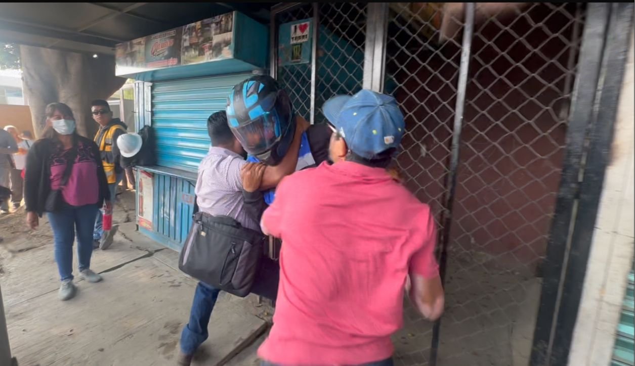 𝗚𝗼𝗹𝗽𝗲𝘀 𝘆 𝘁𝗲𝗻𝘀𝗶ó𝗻 𝗳𝘂𝗲𝗿𝗮 𝗱𝗲𝗹 𝗘𝗱𝘂𝗮𝗿𝗱𝗼 𝗩𝗮𝘀𝗰𝗼𝗻𝗰𝗲𝗹𝗼𝘀 𝘁𝗿𝗮𝘀 𝗱𝗶𝘀𝗰𝘂𝘀𝗶ó𝗻 𝗲𝗻𝘁𝗿𝗲 𝗽𝗮𝗱𝗿𝗲𝘀 𝘆 𝘁𝗿𝗮𝗯𝗮𝗷𝗮𝗱𝗼𝗿𝗲𝘀 