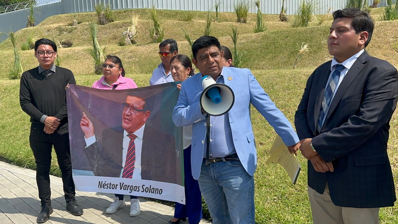 𝗗𝗲𝗳𝗲𝗻𝘀𝗮 𝗱𝗲 𝗩𝗲𝗿𝗮 𝗖𝗮𝗿𝗿𝗶𝘇𝗮𝗹 𝗮𝗰𝘂𝘀𝗮 𝗶𝗻𝘁𝗲𝗿𝘃𝗲𝗻𝗰𝗶ó𝗻 𝗽𝗼𝗹í𝘁𝗶𝗰𝗮 𝘆 𝗿𝗲𝘁𝗿𝗮𝘀𝗼𝘀 𝗲𝗻 𝗲𝗹 𝗰𝗮𝘀𝗼  