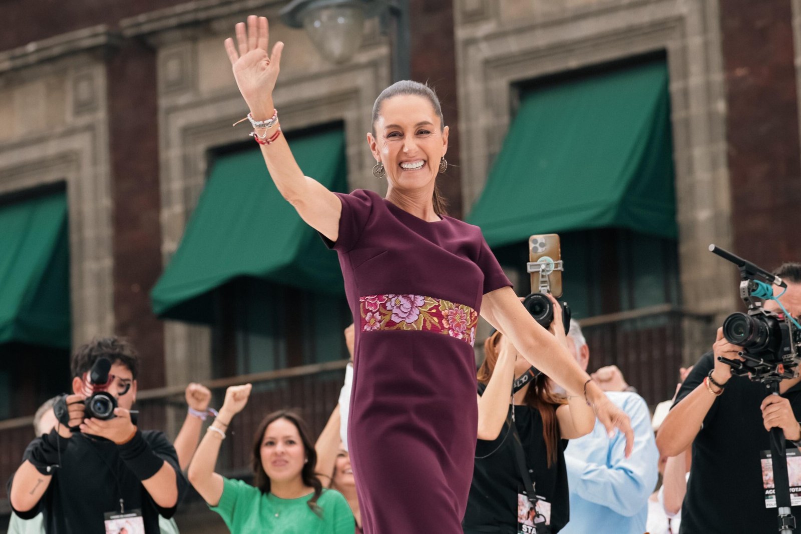 .𝗨𝗻 𝗱𝗶́𝗮 𝗰𝗼𝗺𝗼 𝗵𝗼𝘆: 𝗖𝗹𝗮𝘂𝗱𝗶𝗮 𝗦𝗵𝗲𝗶𝗻𝗯𝗮𝘂𝗺 𝗵𝗶𝘇𝗼 𝗵𝗶𝘀𝘁𝗼𝗿𝗶𝗮 𝗮𝗹 𝗰𝗼𝗻𝘃𝗲𝗿𝘁𝗶𝗿𝘀𝗲 𝗲𝗻 𝗹𝗮 𝗽𝗿𝗶𝗺𝗲𝗿𝗮 𝗽𝗿𝗲𝘀𝗶𝗱𝗲𝗻𝘁𝗮 𝗱𝗲 𝗠𝗲́𝘅𝗶𝗰𝗼