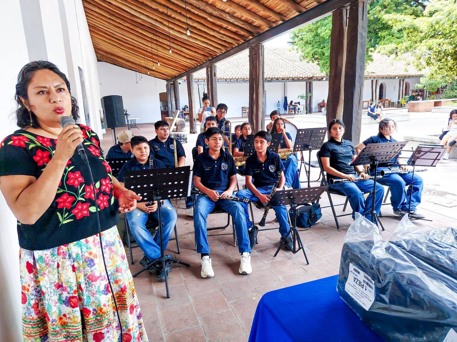 𝗜𝗿𝗺𝗮 𝗣𝗶𝗻𝗲𝗱𝗮 𝗲𝗻𝘁𝗿𝗲𝗴𝗮 𝗶𝗻𝘀𝘁𝗿𝘂𝗺𝗲𝗻𝘁𝗼𝘀 𝗮 𝗹𝗮 𝗕𝗮𝗻𝗱𝗮 𝗙𝗶𝗹𝗮𝗿𝗺ó𝗻𝗶𝗰𝗮 𝗦𝗮𝗻 𝗩𝗶𝗰𝗲𝗻𝘁𝗲 𝗱𝗲 𝗝𝘂𝗰𝗵𝗶𝘁á𝗻