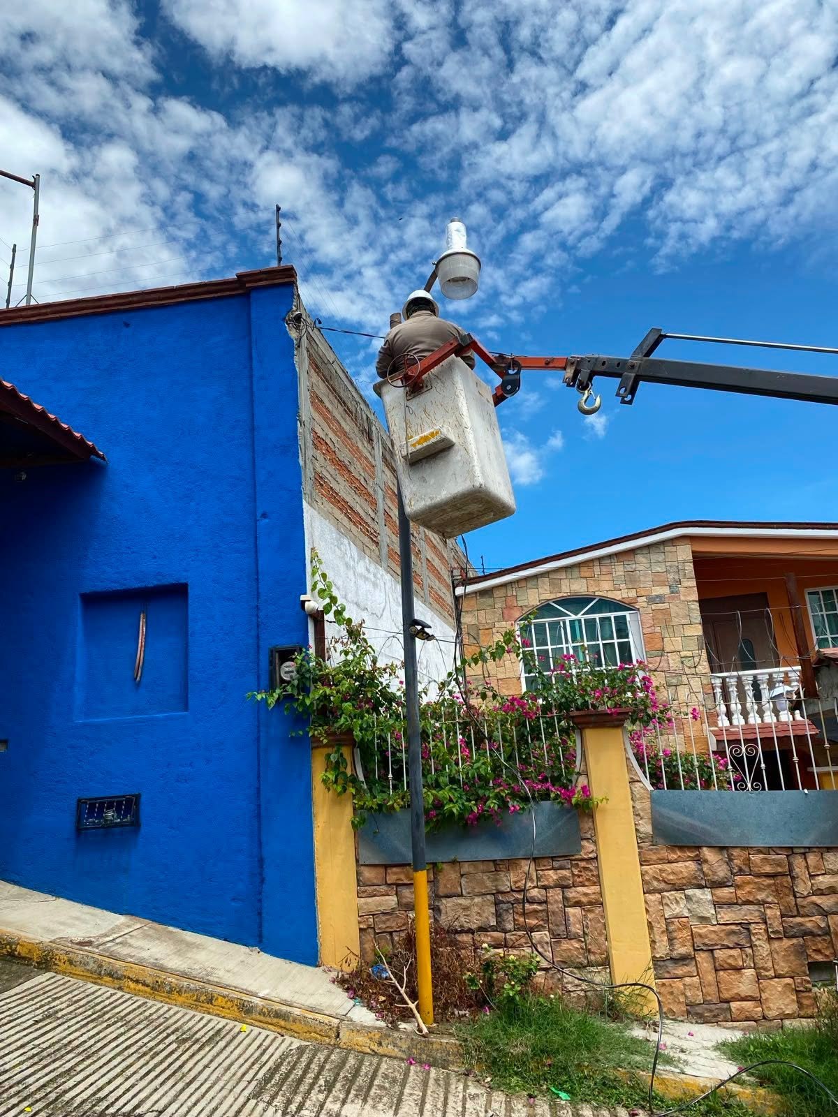 𝗥𝗲𝗳𝘂𝗲𝗿𝘇𝗮 𝗢𝗮𝘅𝗮𝗰𝗮 𝗱𝗲 𝗝𝘂á𝗿𝗲𝘇 𝗲𝗹 𝗮𝗹𝘂𝗺𝗯𝗿𝗮𝗱𝗼 𝗽ú𝗯𝗹𝗶𝗰𝗼 𝗲𝗻 𝗯𝗮𝗿𝗿𝗶𝗼𝘀, 𝗰𝗼𝗹𝗼𝗻𝗶𝗮𝘀 𝘆 𝗮𝗴𝗲𝗻𝗰𝗶𝗮𝘀
