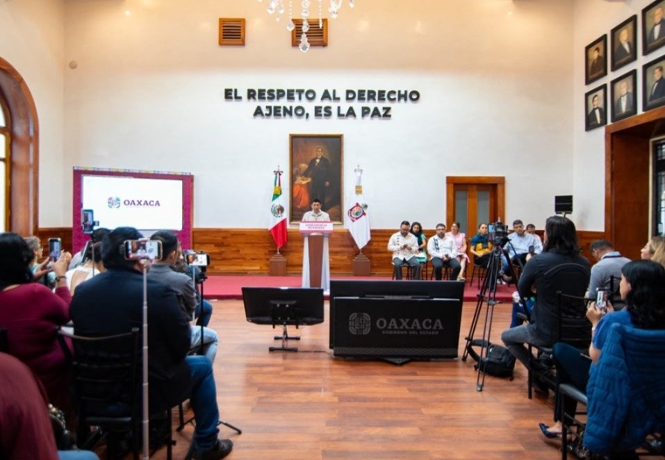 𝗚𝗼𝗯𝗲𝗿𝗻𝗮𝗱𝗼𝗿 𝗱𝗲 𝗢𝗮𝘅𝗮𝗰𝗮 𝗲𝘅𝗶𝗴𝗲 𝗷𝘂𝘀𝘁𝗶𝗰𝗶𝗮 𝗽𝗼𝗿 𝗺𝘂𝗲𝗿𝘁𝗲𝘀 𝗱𝗲 𝗺𝗶𝗴𝗿𝗮𝗻𝘁𝗲𝘀 𝗺𝗲𝘅𝗶𝗰𝗮𝗻𝗼𝘀 𝗲𝗻 𝗘𝘀𝘁𝗮𝗱𝗼𝘀 𝗨𝗻𝗶𝗱𝗼𝘀