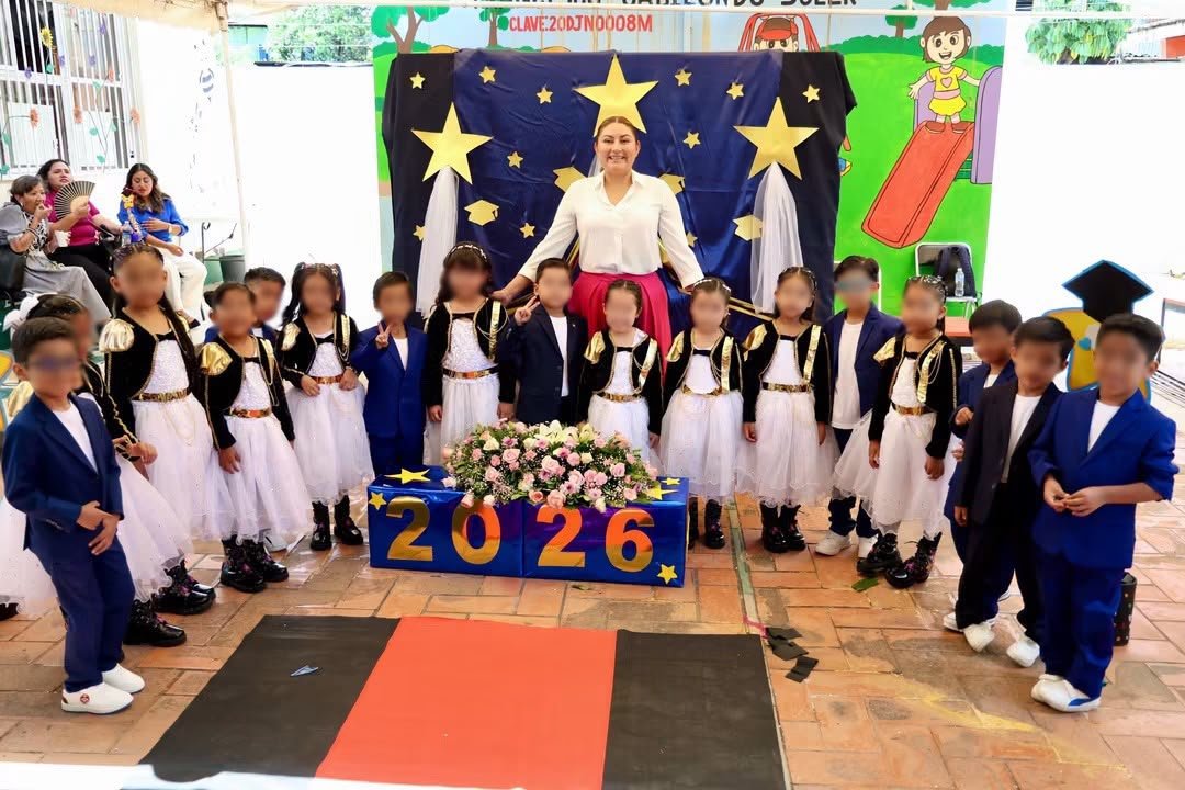 𝗗𝗮𝗻𝗶𝗲𝗹𝗮 𝗧𝗮𝘂𝗿𝗶𝗻𝗼 𝗮𝗰𝗼𝗺𝗽𝗮ñó 𝗮 𝗺á𝘀 𝗱𝗲 𝟮𝟬 𝗴𝗲𝗻𝗲𝗿𝗮𝗰𝗶𝗼𝗻𝗲𝘀 𝗲𝗻 𝘀𝘂𝘀 𝗰𝗲𝗿𝗲𝗺𝗼𝗻𝗶𝗮𝘀 𝗱𝗲 𝗴𝗿𝗮𝗱𝘂𝗮𝗰𝗶ó𝗻