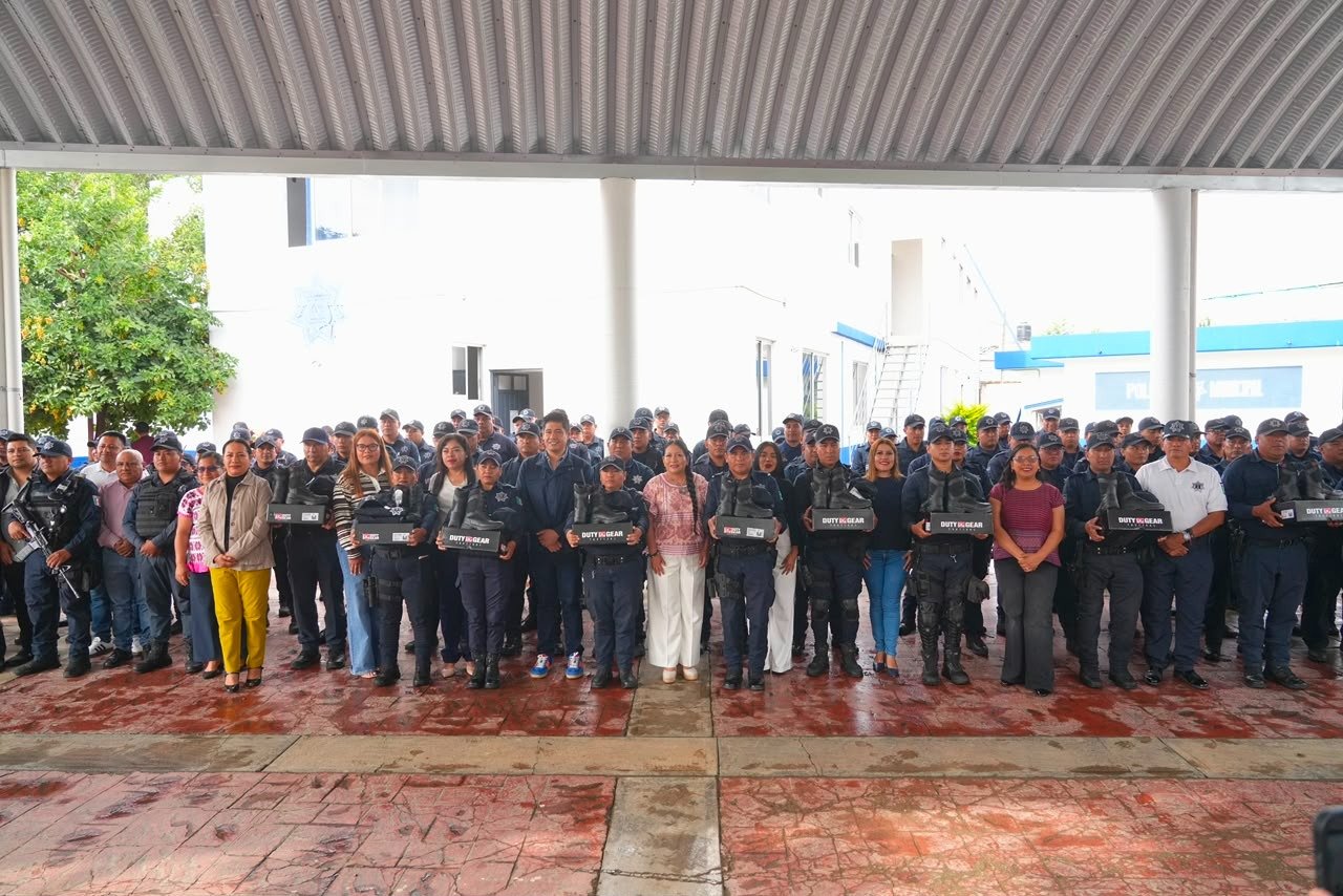 𝗡𝗮𝗻𝗰𝘆 𝗕𝗲𝗻í𝘁𝗲𝘇 𝗲𝗻𝘁𝗿𝗲𝗴𝗮 𝘂𝗻𝗶𝗳𝗼𝗿𝗺𝗲𝘀 𝘆 𝗲𝗾𝘂𝗶𝗽𝗼 𝗮 𝗰𝗼𝗿𝗽𝗼𝗿𝗮𝗰𝗶𝗼𝗻𝗲𝘀 𝗽𝗼𝗹𝗶𝗰𝗶𝗮𝗹𝗲𝘀 𝗱𝗲 𝗫𝗼𝘅𝗼𝗰𝗼𝘁𝗹á𝗻