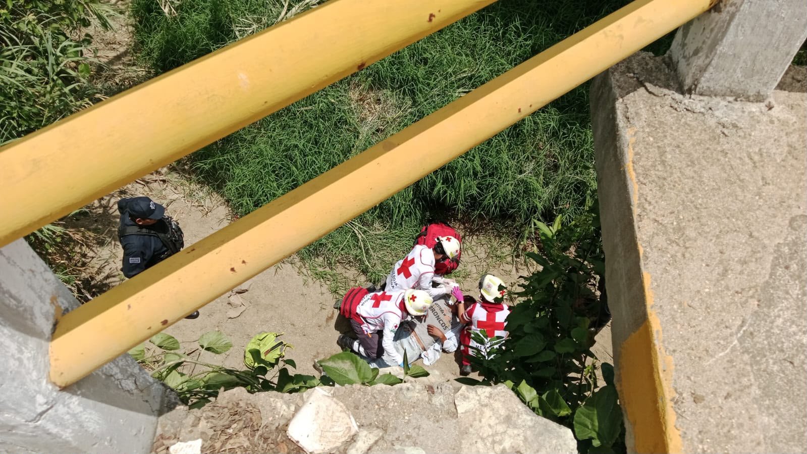 Hombre resulta lesionado tras caer de un puente en Oaxaca de Juárez