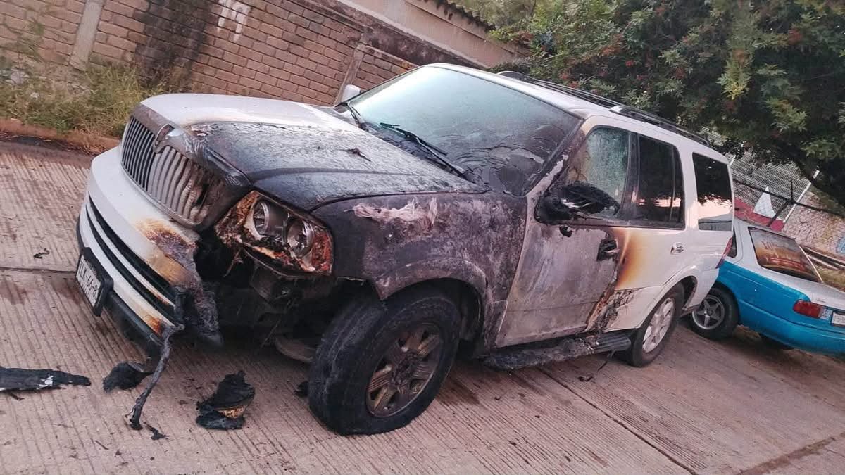 Hallan dos vehículos calcinados en el fraccionamiento El Rosario