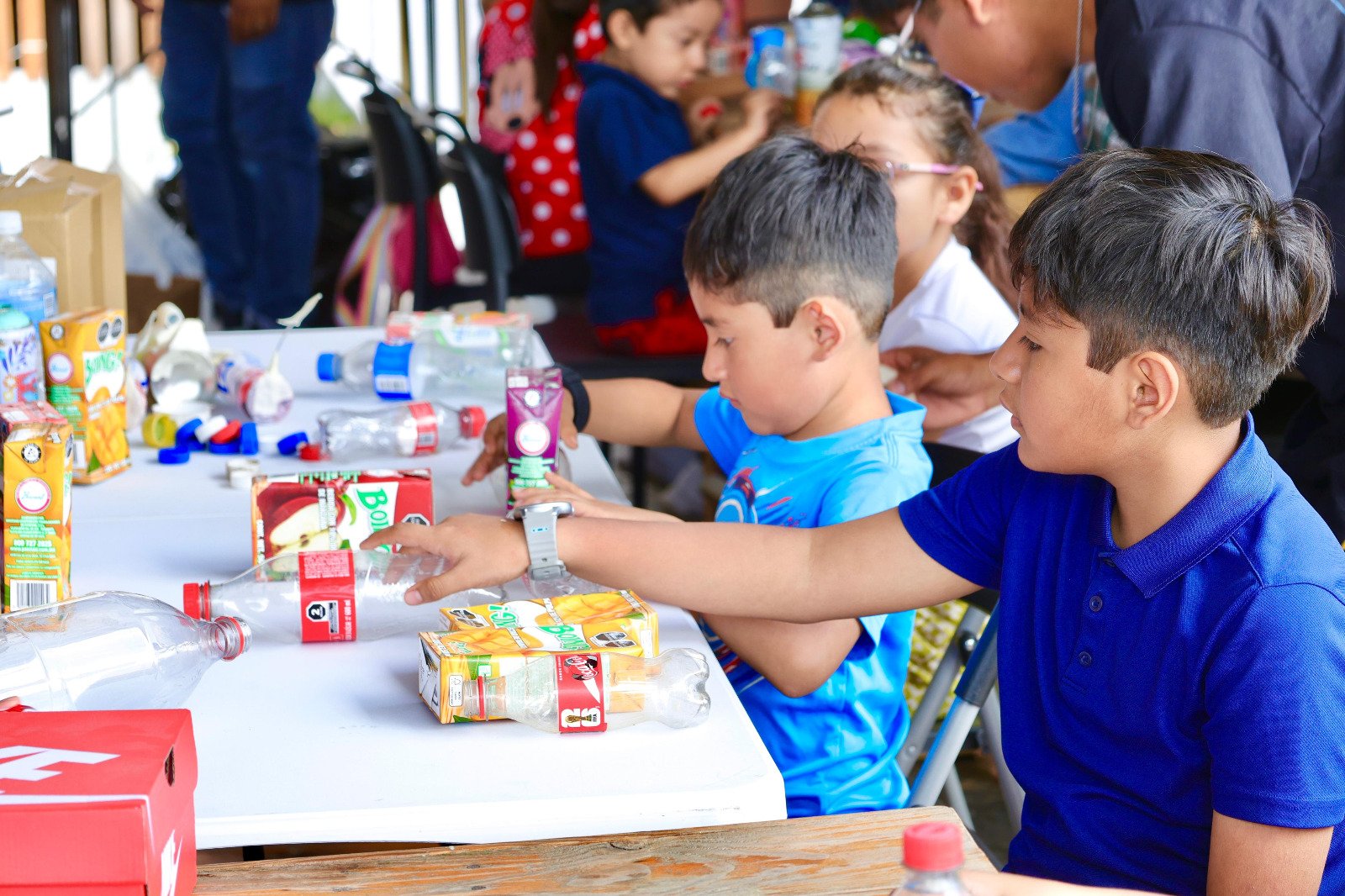 Niñas y niños aprenden sobre reciclaje con el taller "Fábrica de Monstruos" en Xoxocotlán