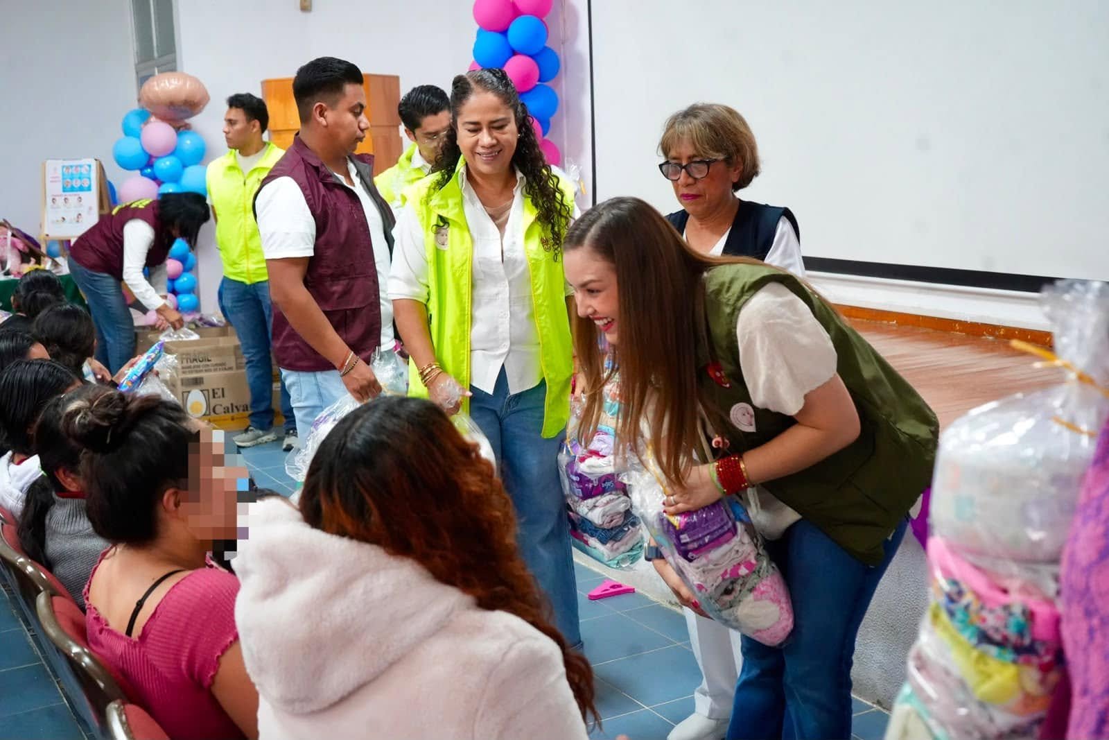 DIF Municipal entrega kits de maternidad a madres en el Hospital Aurelio Valdivieso
