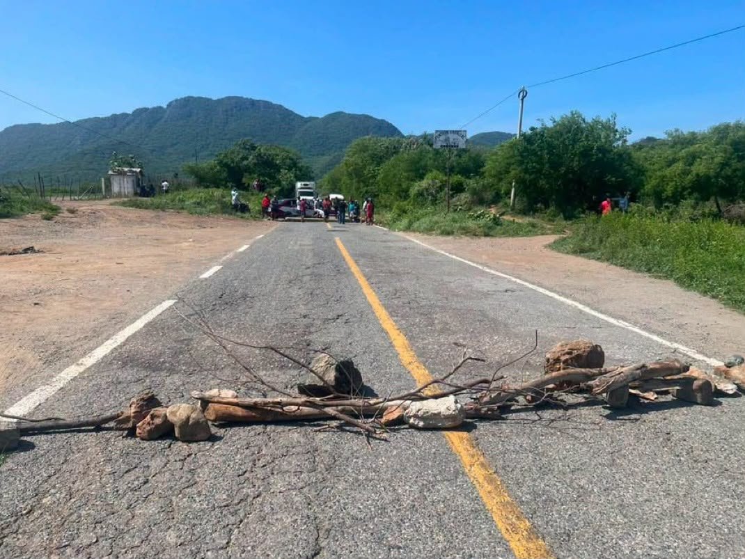 Pescadores de Chipehua retoman bloqueo en el Istmo; denuncian afectaciones por fugas de combustible