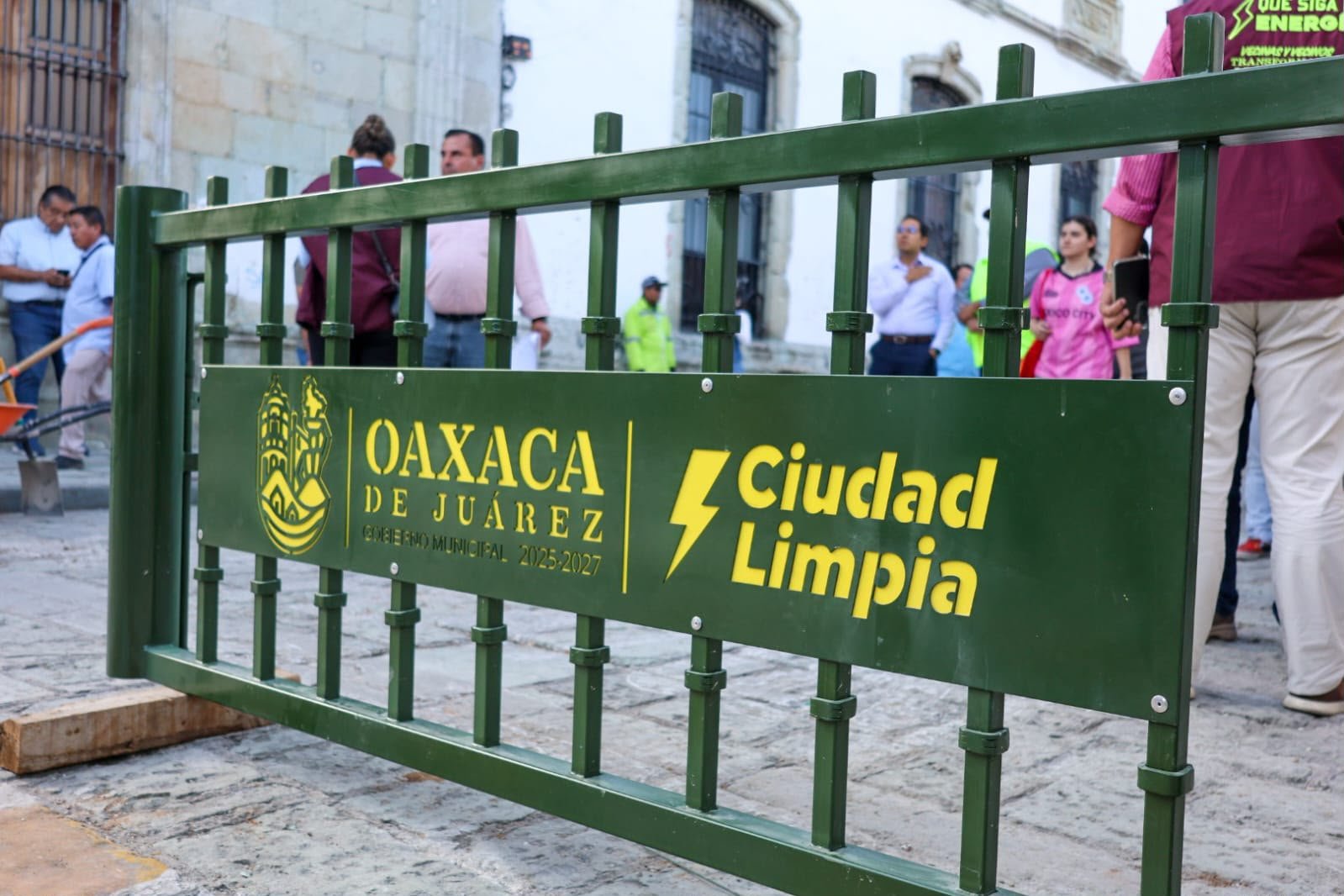 Instalan rejas en el Andador Macedonio Alcalá para impedir el ingreso de vehículos