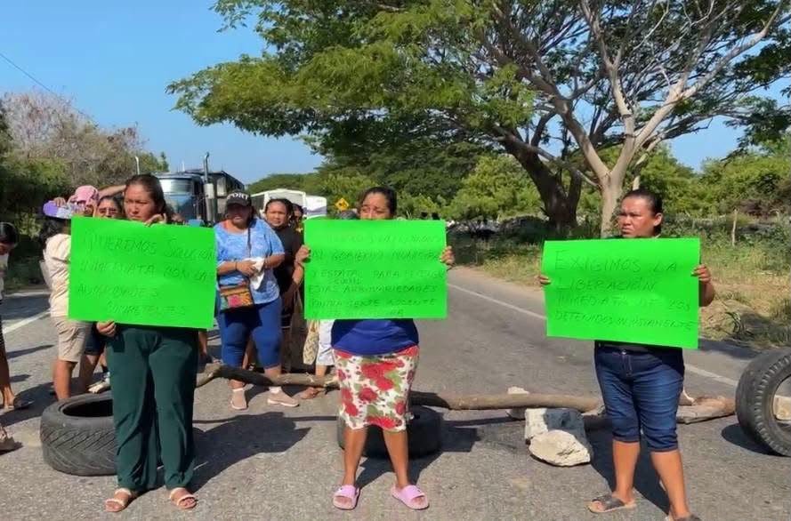 Bloquean la Transístmica en Juchitán para exigir liberación de jóvenes detenidos