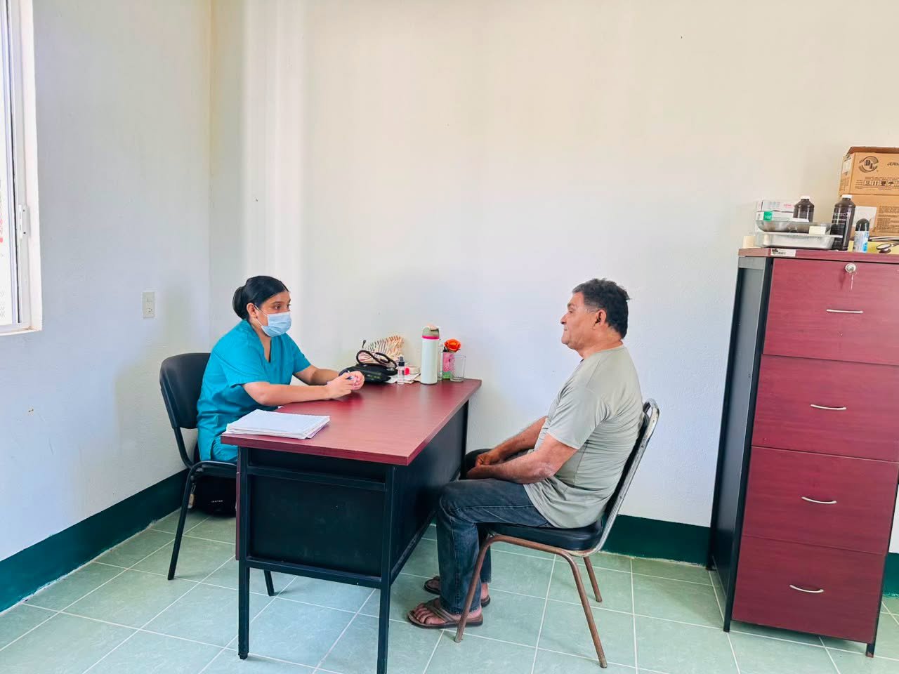 Brigadas médicas recorren comunidades de Tututepec y productores de maíz reciben nueva herramienta para el campo