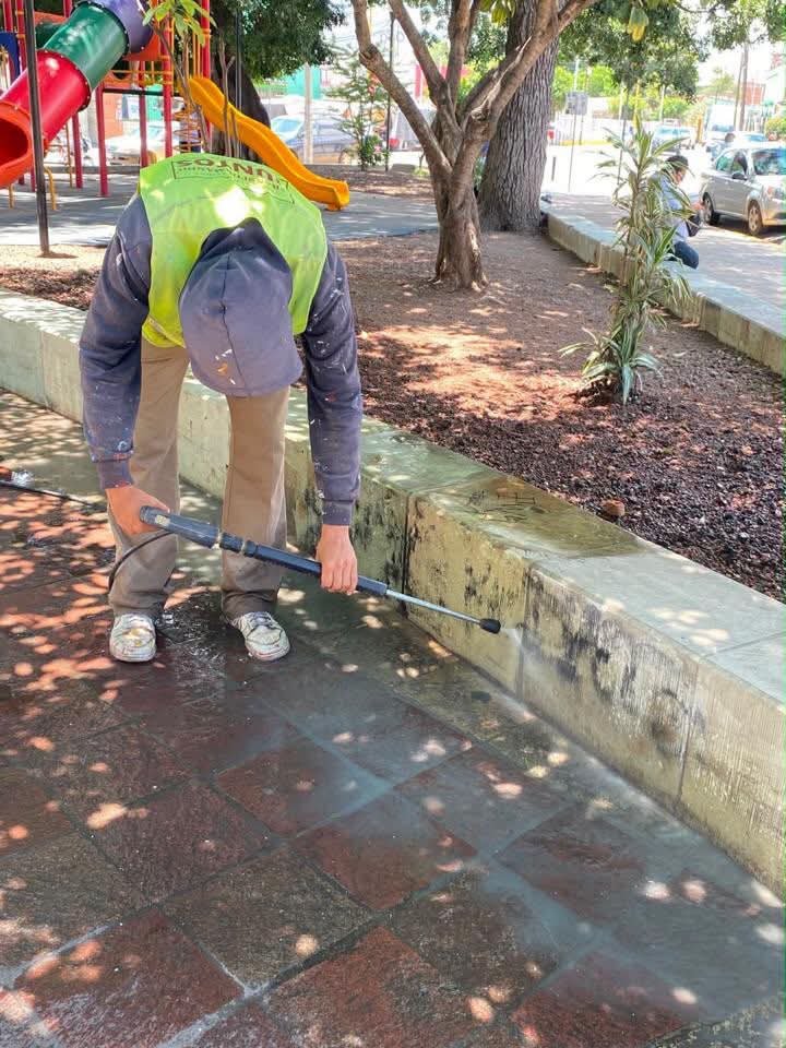 Jardín Morelos recupera su imagen tras jornada de limpieza y lavado