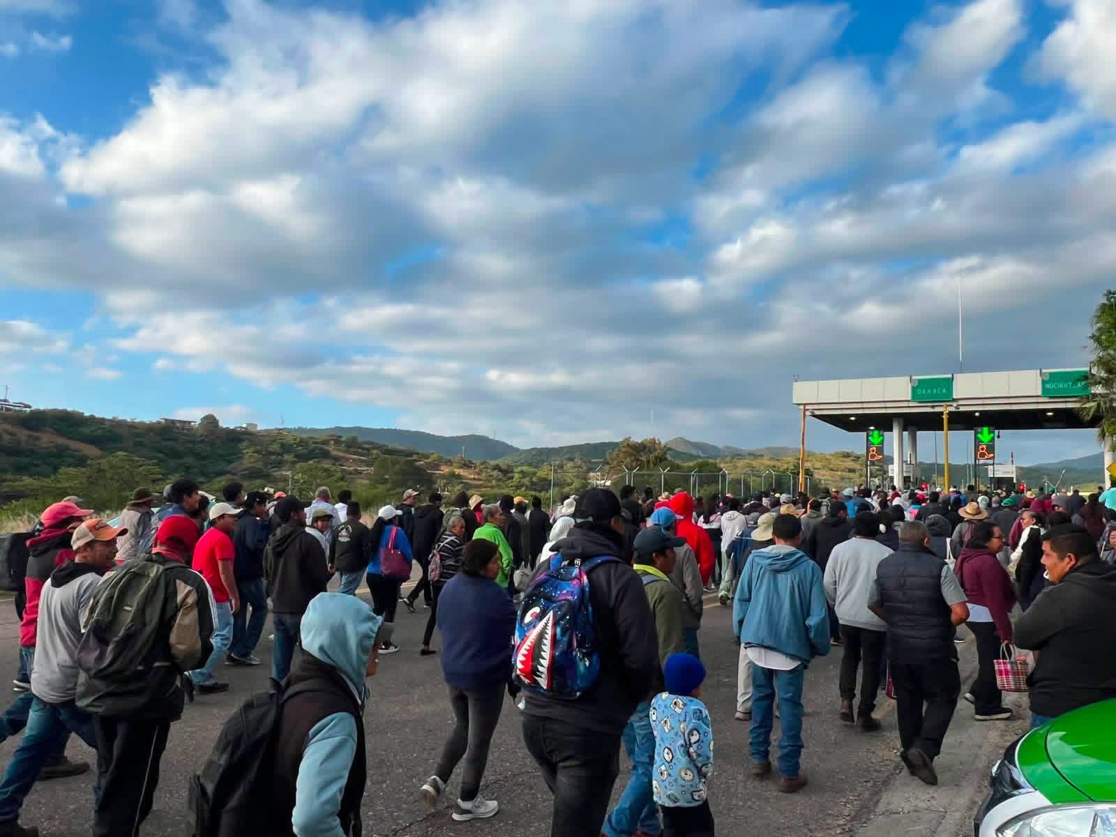 Comuneros toman caseta de Huitzo por presunta contaminación y permiten paso libre