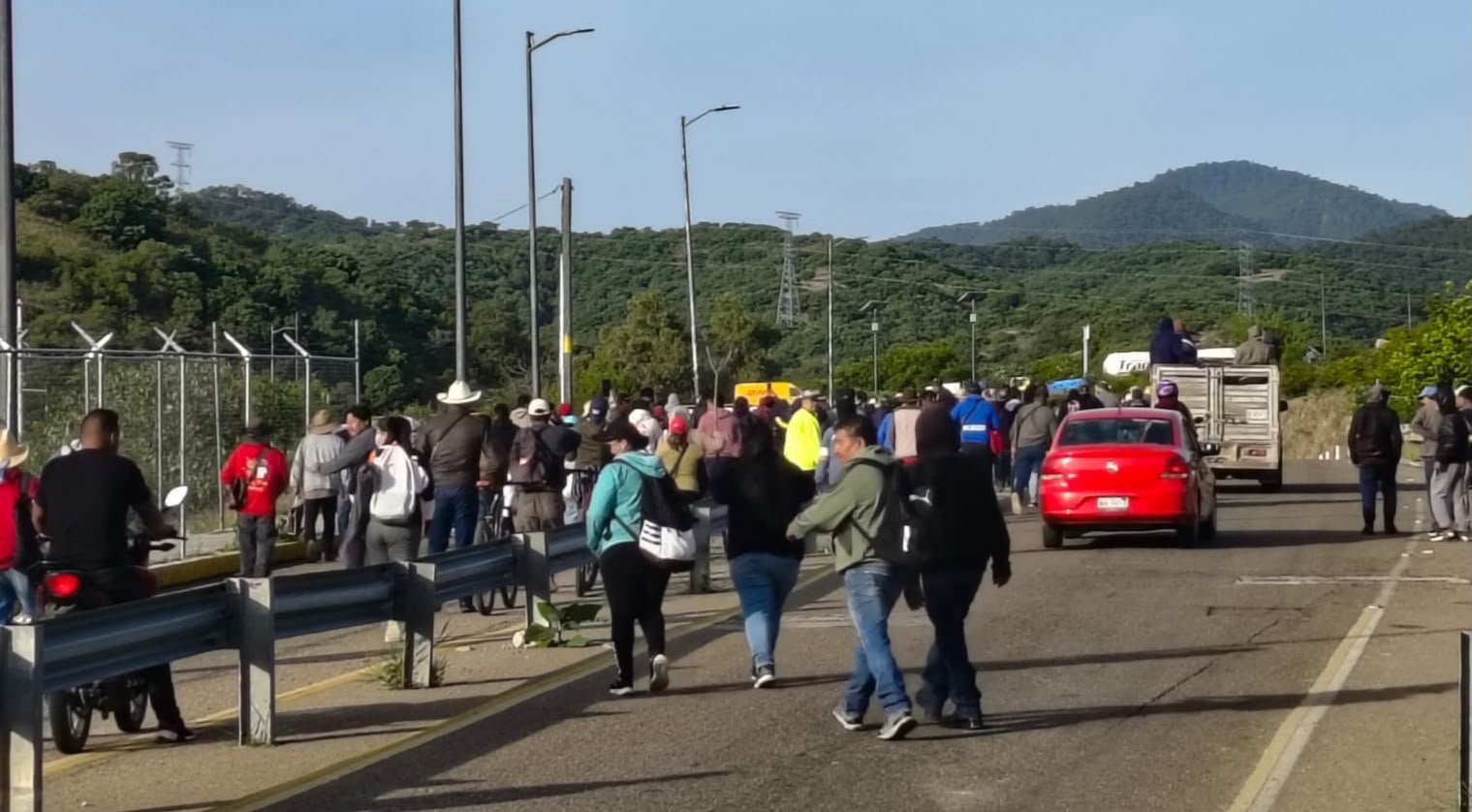 Segundo día de protesta en Huitzo: pobladores toman caseta y advierten posible cierre de la autopista