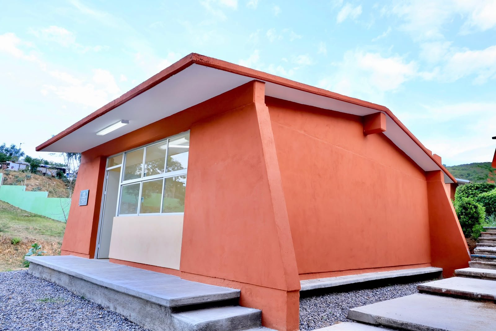 Ray Chagoya entrega nueva biblioteca para estudiantes de la Primaria Antequera