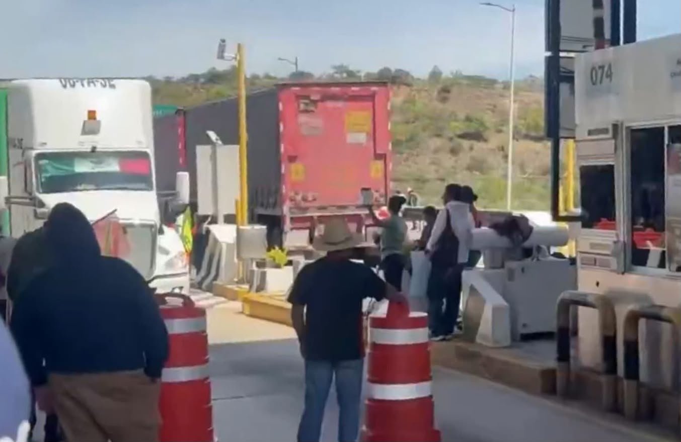 Cumplen tres días de protesta en la Caseta de Huitzo; mantienen paso libre