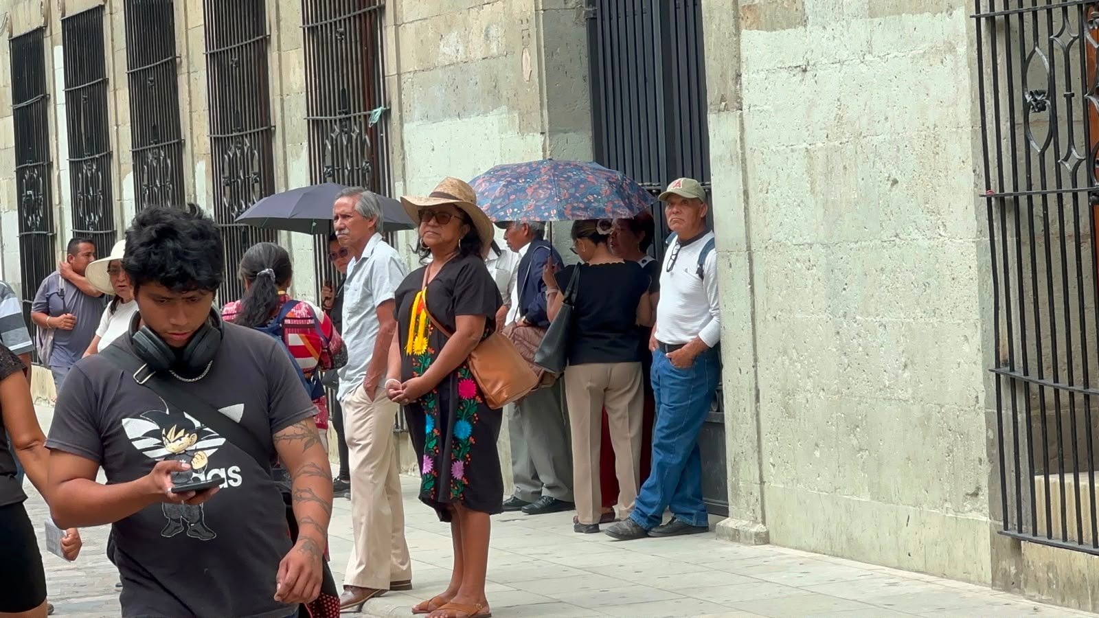 Jubilados de la Sección 22 toman Palacio de Gobierno; exigen pago de bono de 4 mil pesos