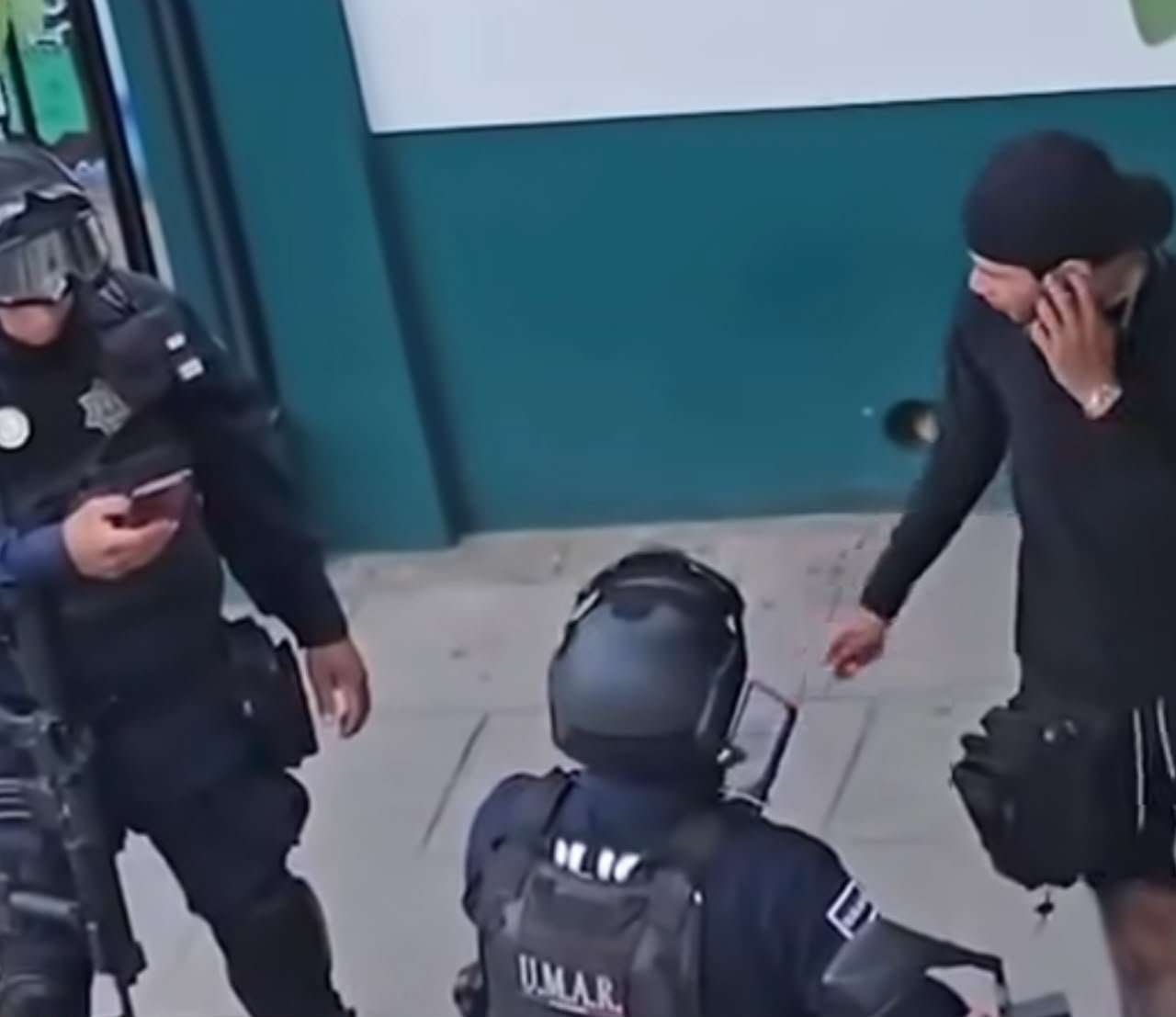 Investigan a dos policías municipales de Oaxaca por presunto soborno captado en video