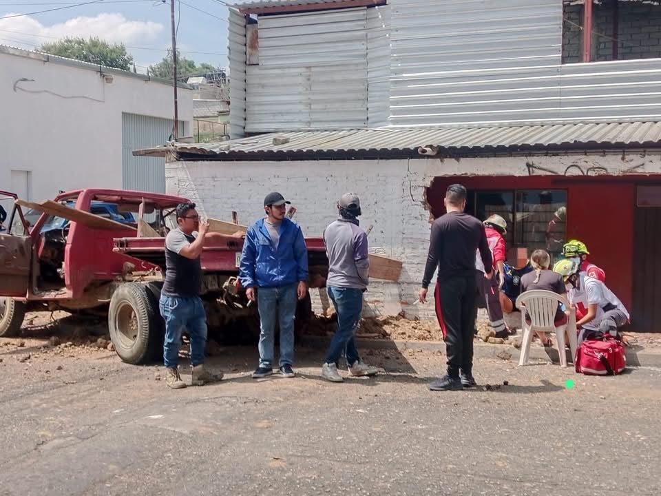 Camioneta se estrella contra vivienda en la colonia Volcanes; una mujer resulta lesionada