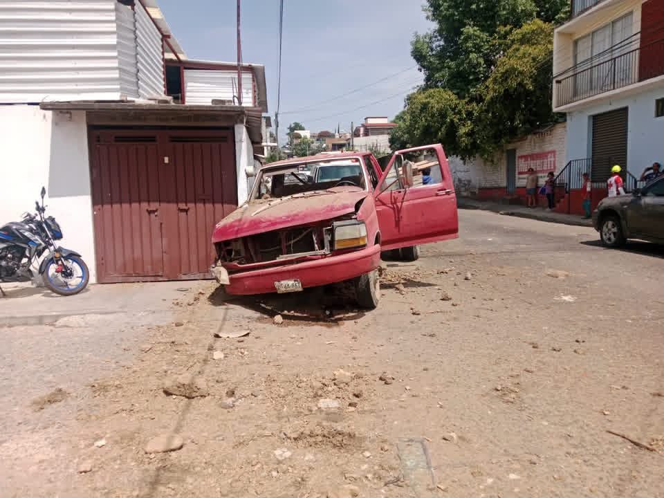 Camioneta se impacta contra una vivienda en la colonia Volcanes; hay una mujer lesionada
