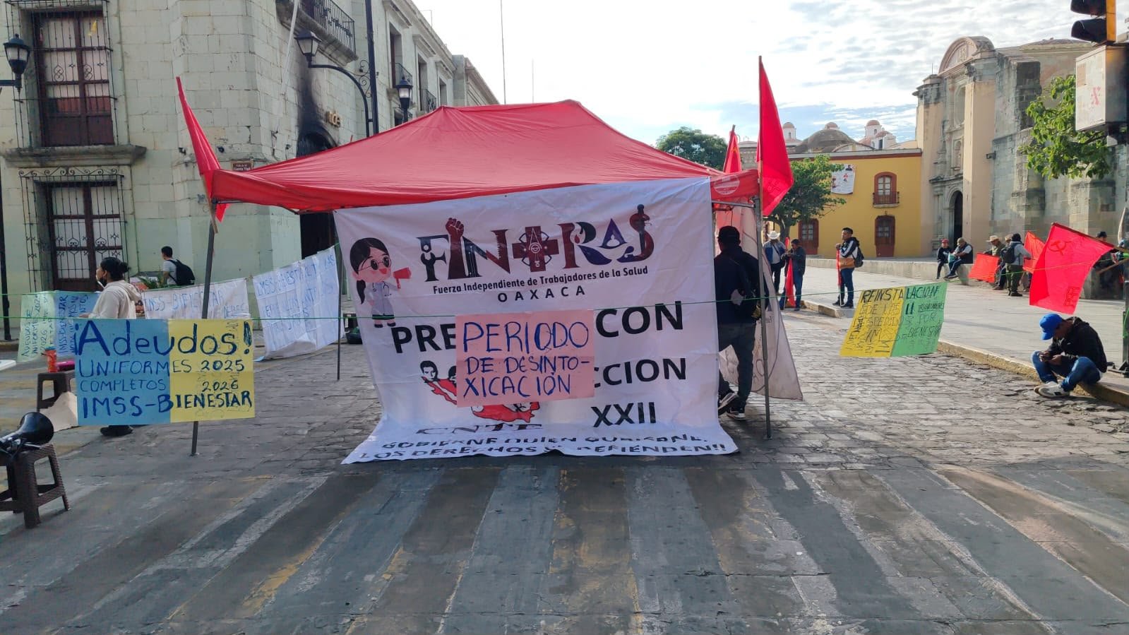 Sindicatos bloquean avenida Independencia; reclaman basificación y mejores condiciones en hospitales