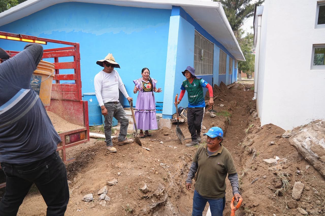 Rehabilitan drenaje sanitario de primaria Raúl Bolaños Cacho en Xoxocotlán