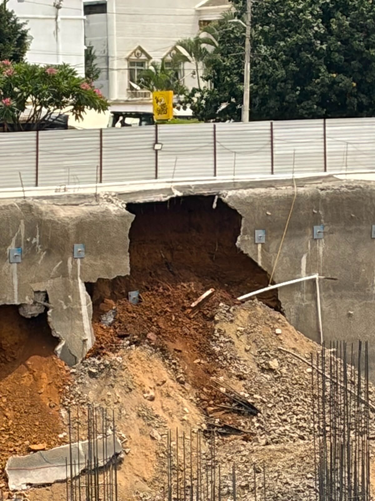 Suspenden trabajos en zona afectada del Parque Oaxaca tras desprendimiento de un lindero