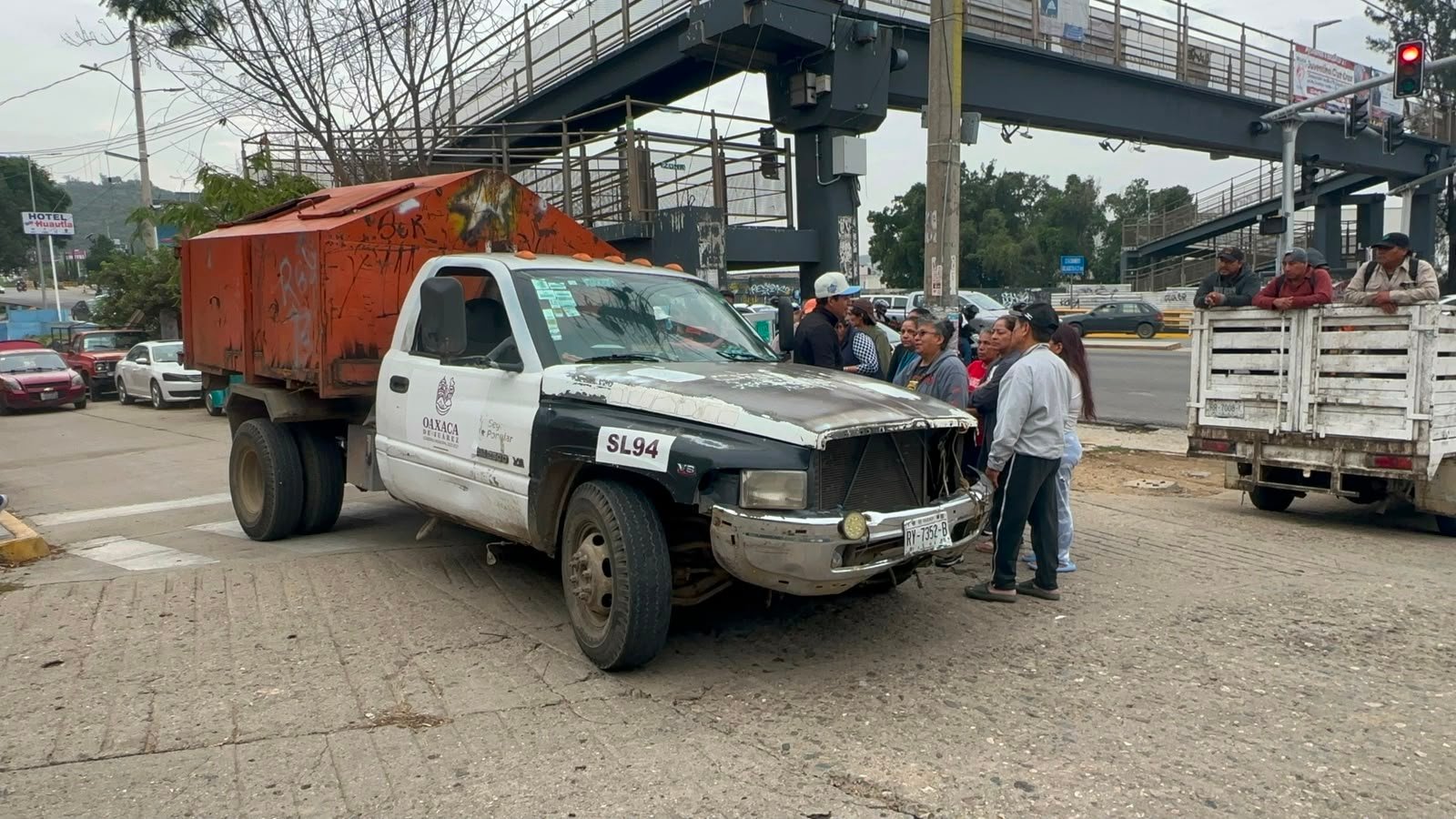 Vecinos bloquean acceso al Cerro del Fortín porque camión recolector se negó a llevarse su basura