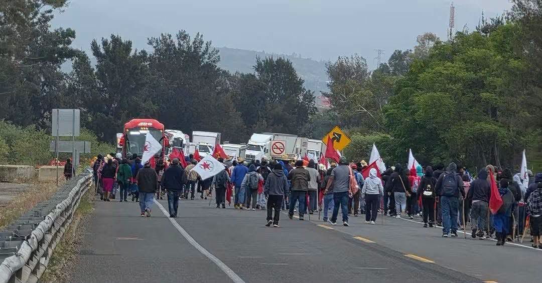 FPR y UPCM cierran autopista y carretera federal en Nochixtlán; suspenden paso hacia Puebla