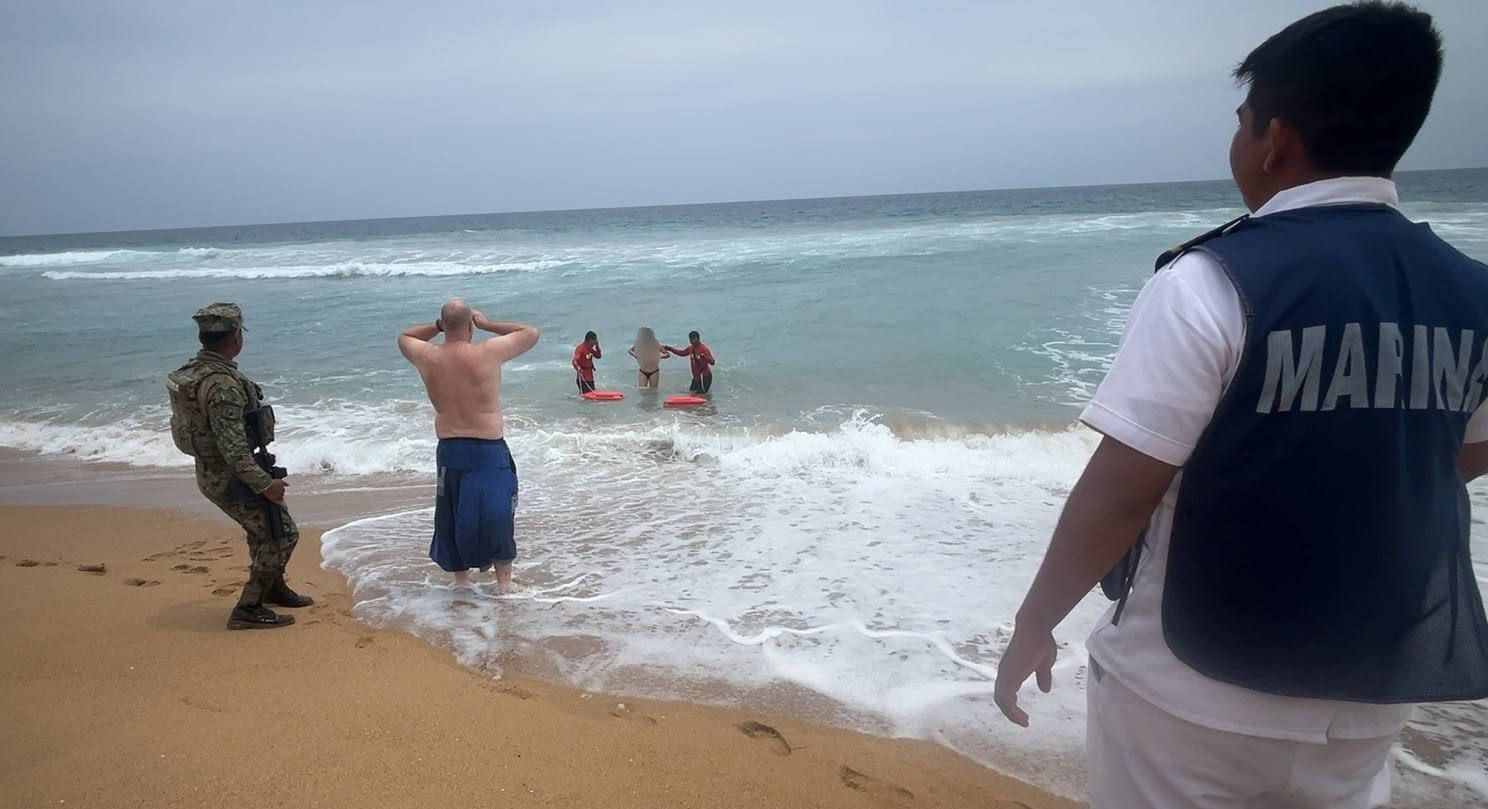 Turista ignora bandera roja y está a punto de ahogarse en Playa Zipolite; Marina la rescata