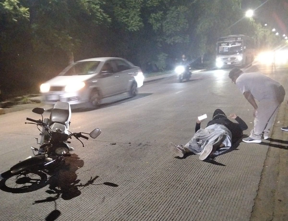 Choque entre motociclistas deja una mujer lesionada en la ciudad de Oaxaca