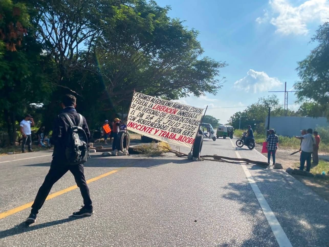 Bloquean carretera Transístmica en Juchitán; exigen liberación de cuatro detenidos