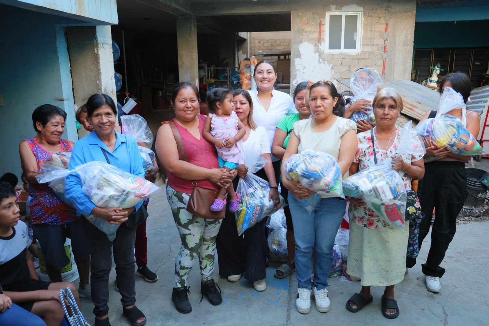 Daniela Taurino entrega apoyos alimentarios gratuitos a familias de Santa Lucía del Camino