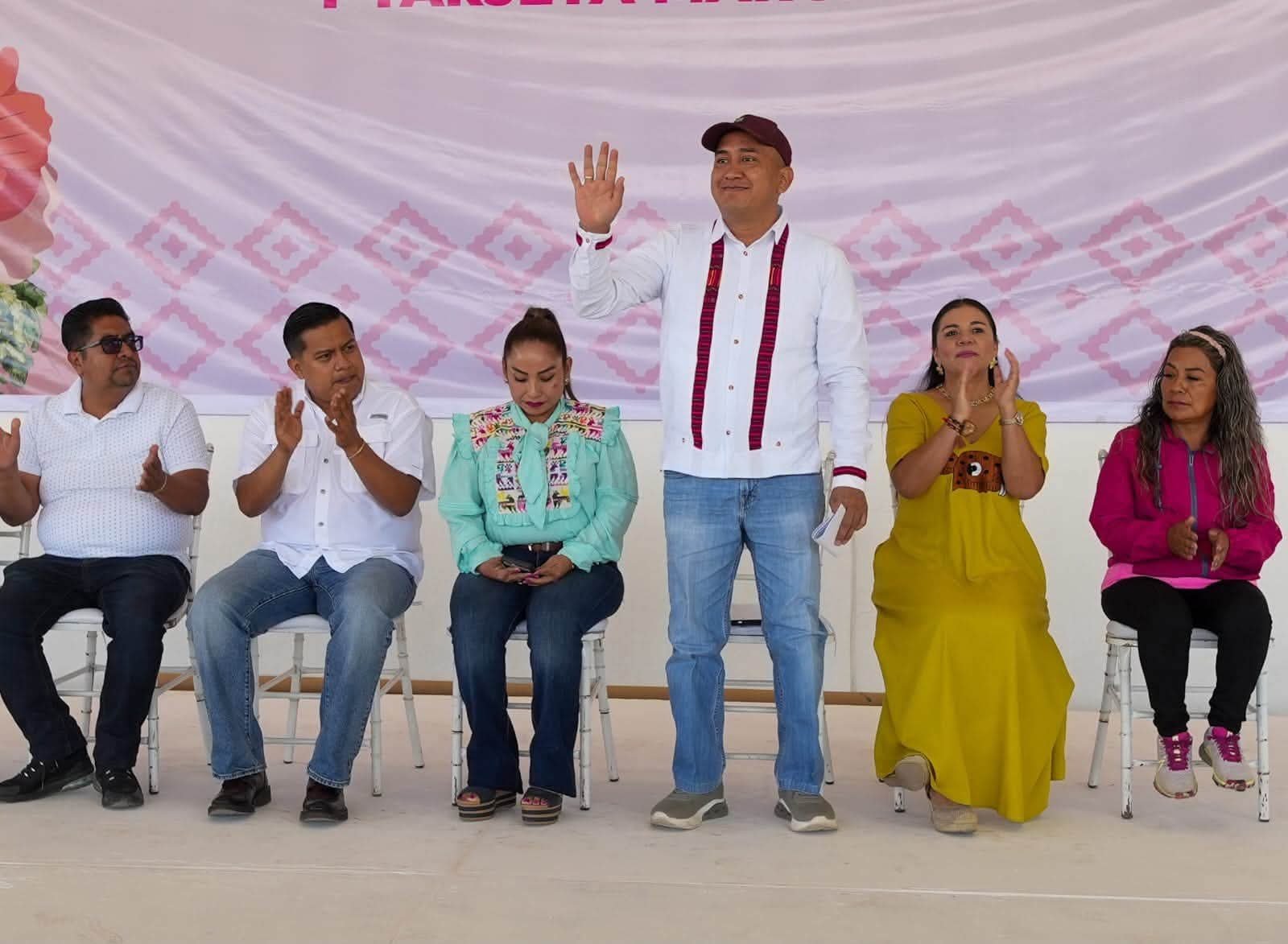 Nino Morales acompaña entrega de apoyos para mujeres en Nochixtlán