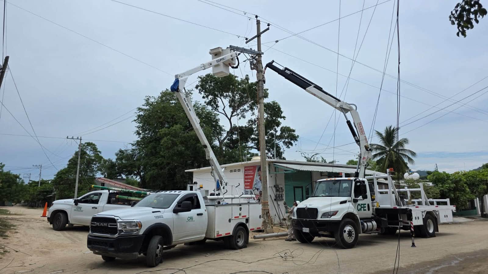 CFE sustituye poste dañado y refuerza suministro eléctrico hacia San José del Progreso