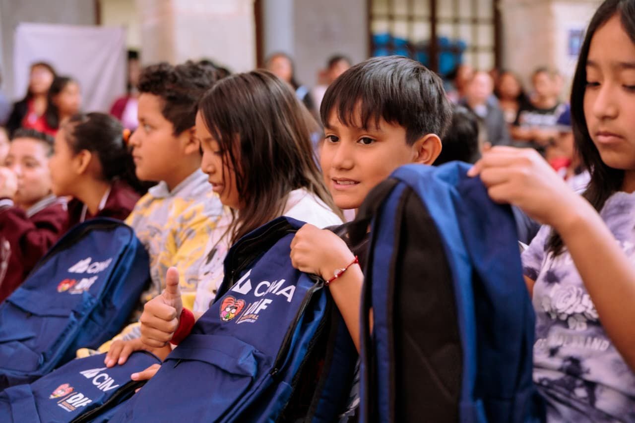DIF Municipal entrega mochilas y útiles escolares a niñas y niños de Oaxaca de Juárez