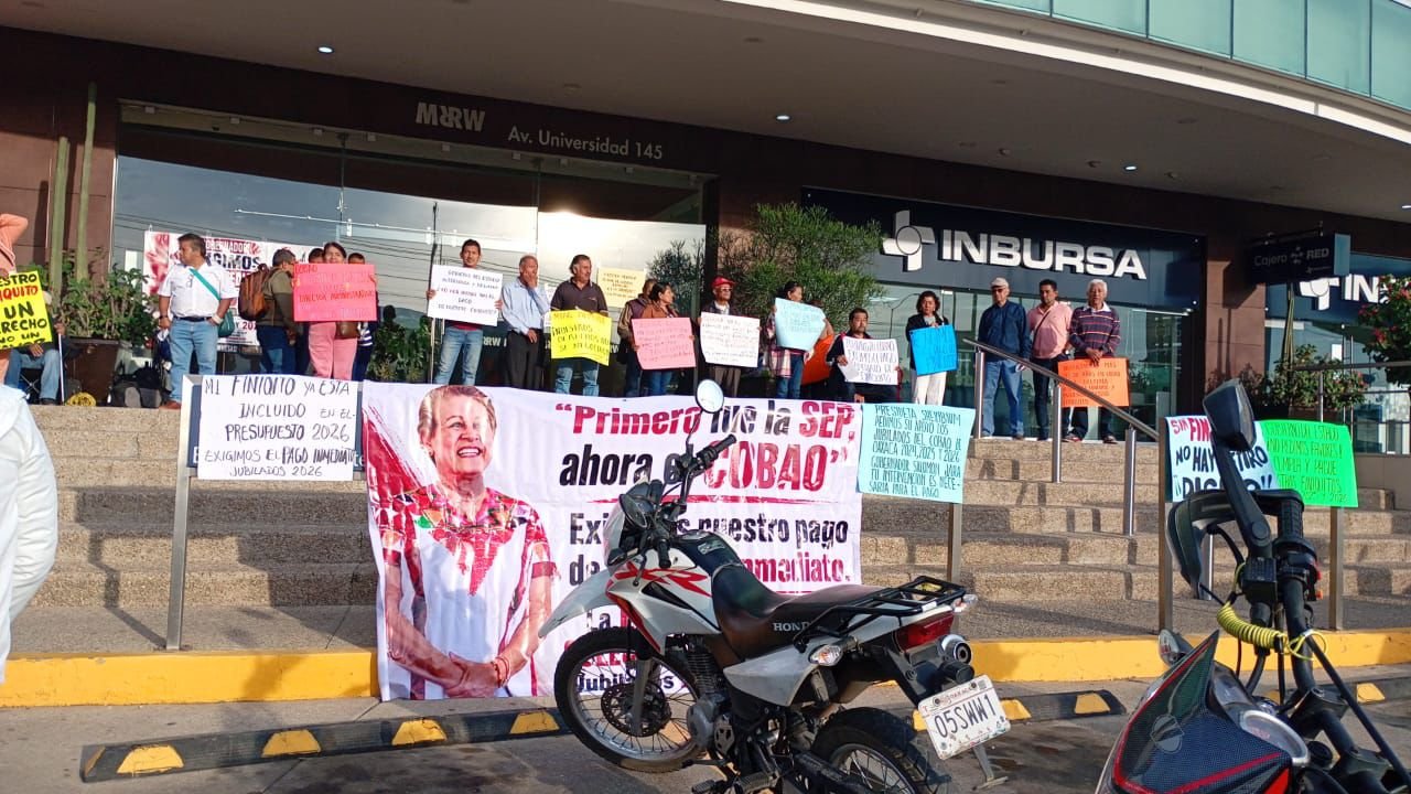 Jubilados del Cobao toman oficinas y reclaman finiquitos pendientes desde 2024