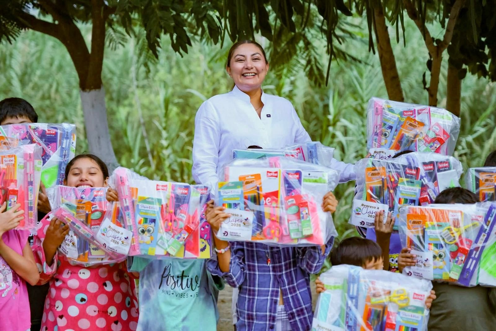 Daniela Taurino entrega paquetes escolares a niñas y niños de Santa Lucía del Camino