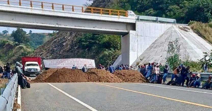 Bloquean autopista Oaxaca-Costa; exigen libre tránsito y obras para comunidades de Coatlán