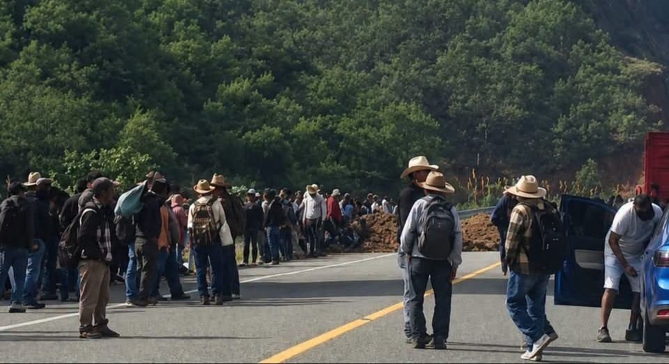 Sin paso en la Oaxaca-Costa; pobladores de Coatlán mantienen cierre indefinido