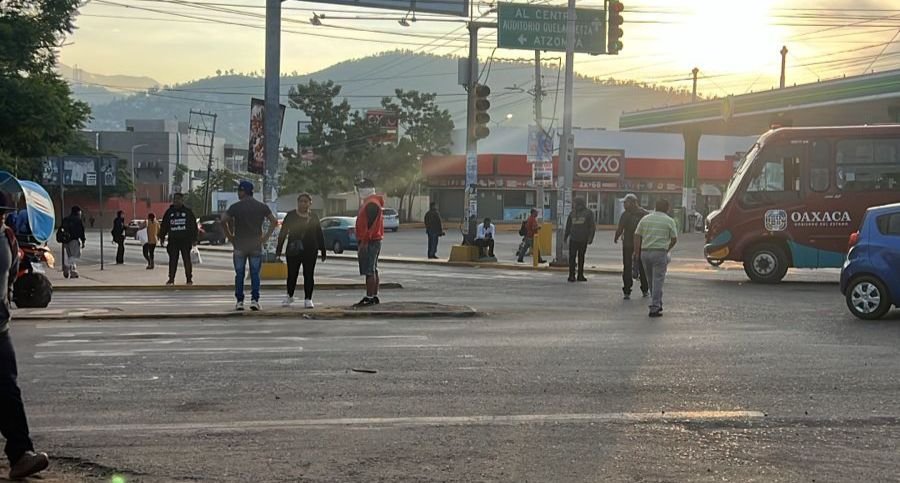 Padres bloquean crucero de Plaza Bella; conflicto interno en primaria llega a las calles