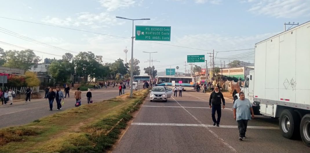 Padres de familia bloquean la carretera 175 en la Y de Zaachila; exigen aulas y equipo de cómputo