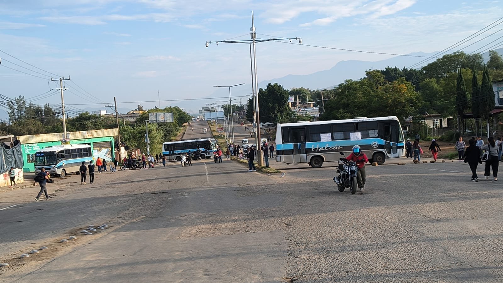 Bloquean la “Y” de Ocotlán y Zimatlán; exigen construcción de aulas