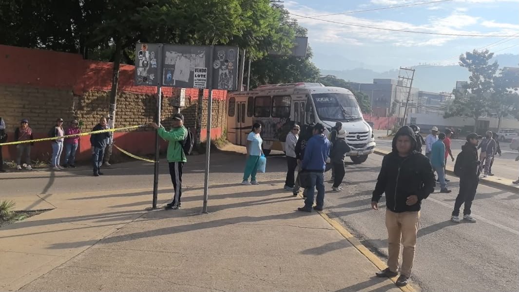 Bloquean Plaza Bella; vecinos de Atzompa exigen construcción de pozo profundo