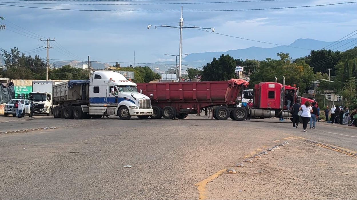 Vecinos de Zaachila bloquean la carretera 175; llevan más de 10 años sin agua potable