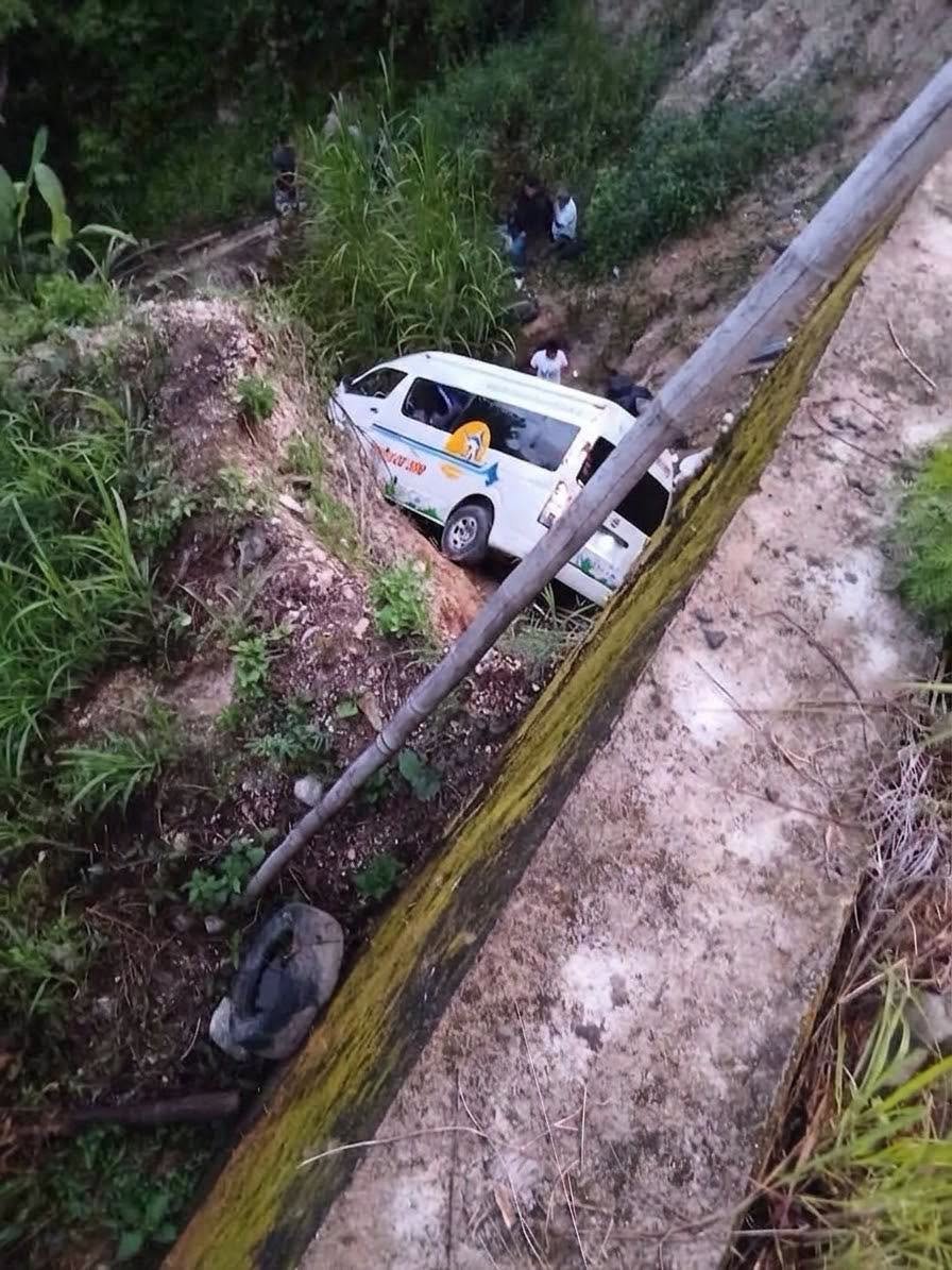 Se accidenta Urban de Huatulco 2000 rumbo a Oaxaca; reportan personas lesionadas